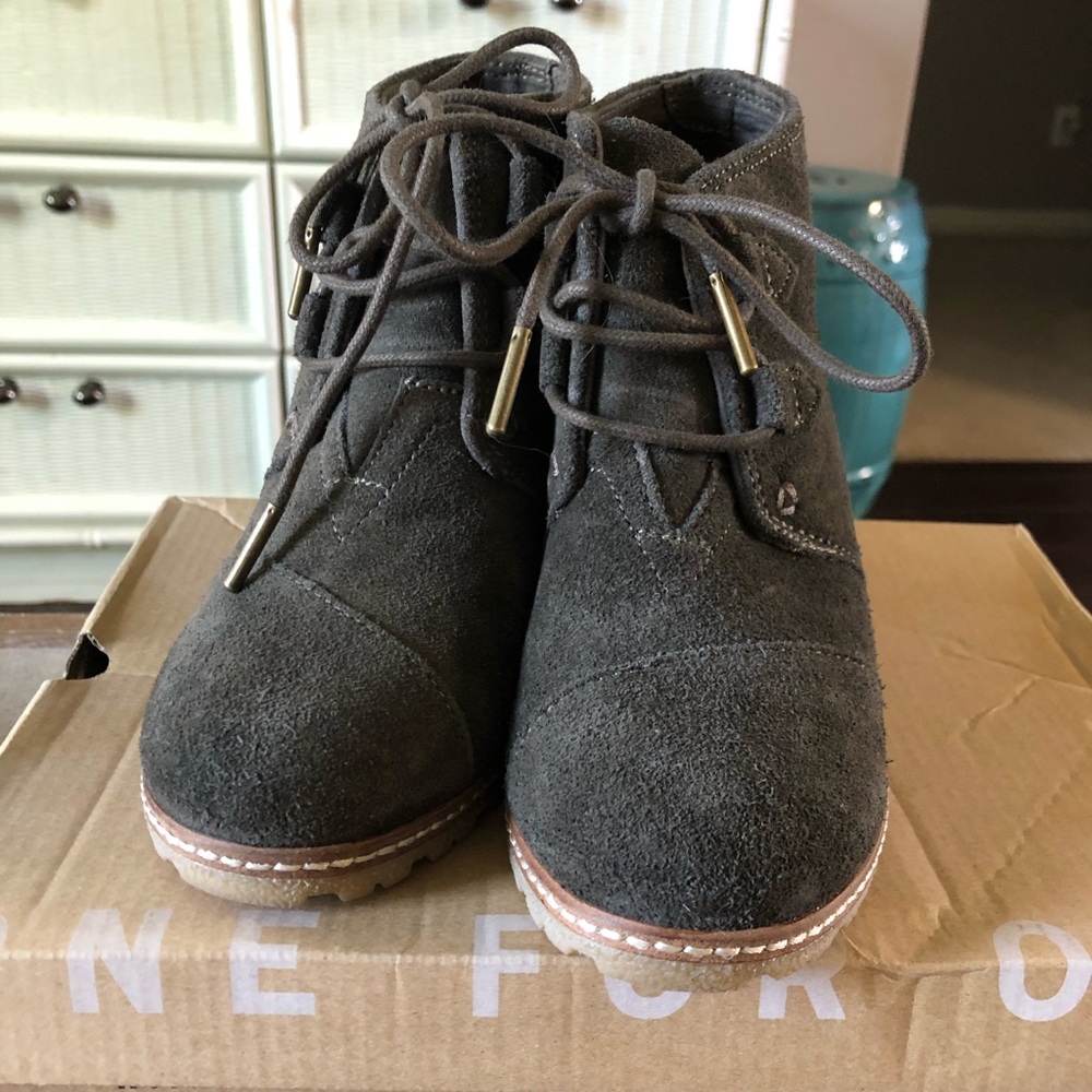 New In Box Toms Desert Wedge Suede